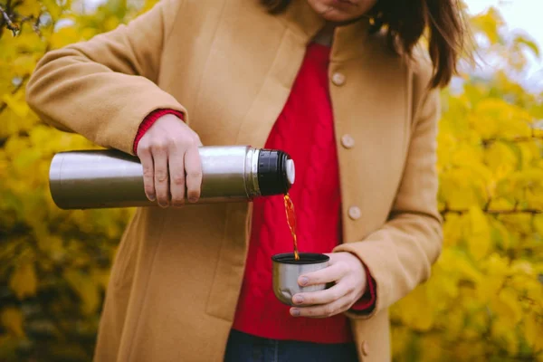 Fille voyageur verser le thé de thermos tasse, à l'extérieur. Jeune femme — Photo