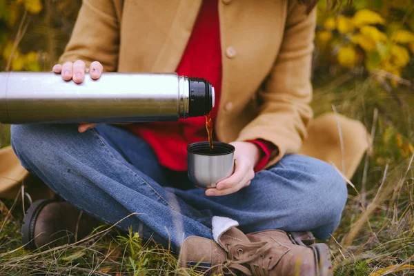 Traveler girl pouring tea from thermos cup, outdoors. Young woma — Stock Photo, Image