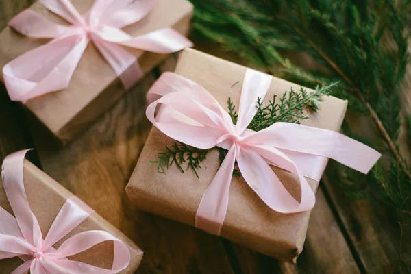 Un montón de cajas de regalo sobre fondo de madera. Presenta en pape artesanal —  Fotos de Stock