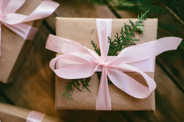 Un montón de cajas de regalo sobre fondo de madera. Presenta en pape artesanal —  Fotos de Stock