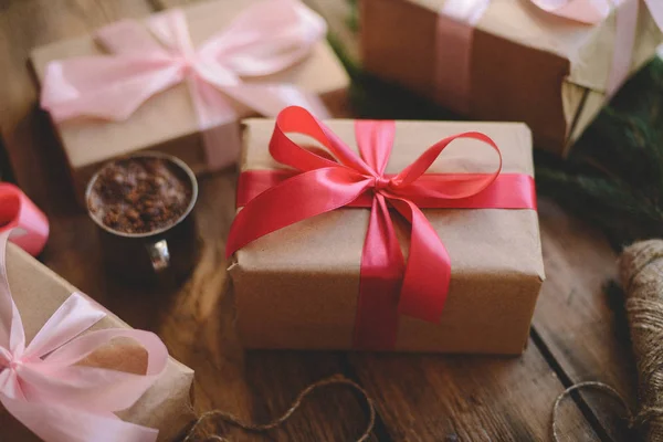 Veel geschenkdozen op houten achtergrond. Presenteert in ambachtelijke pape — Stockfoto