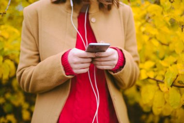 Hippi kız manifatura mesaj smartphone cep telefonu ile sonbahar natu mobil