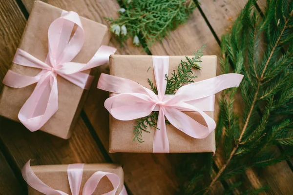 Un montón de cajas de regalo sobre fondo de madera. Presenta en pape artesanal —  Fotos de Stock