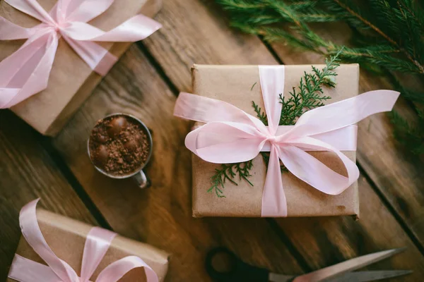 Un montón de cajas de regalo sobre fondo de madera. Presenta en pape artesanal —  Fotos de Stock