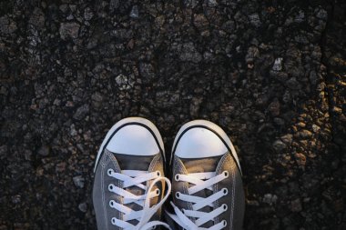 yolda spor ayakkabıları. yol. Asfalt, üstten görünüm üzerinde kırmızı spor ayakkabılar.  