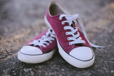 yolda spor ayakkabıları. yol. Asfalt, üstten görünüm üzerinde kırmızı spor ayakkabılar.  