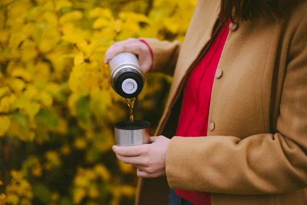 Fille voyageur verser le thé de thermos tasse, à l'extérieur. Jeune femme — Photo