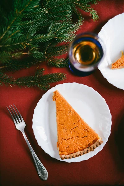 Домашний тыквенный пирог на День благодарения готов к еде. Тыквенный пирог — стоковое фото
