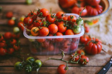 Taze kiraz domates rustik ahşap tablo, görünüm kopya ile Top