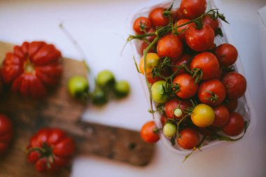 Taze kiraz domates rustik ahşap tablo, görünüm kopya ile Top