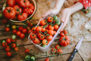 Taze kiraz domates rustik ahşap tablo, görünüm kopya ile Top