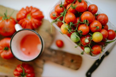 Taze kiraz domates rustik ahşap tablo, görünüm kopya ile Top