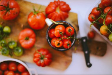 Taze kiraz domates rustik ahşap tablo, görünüm kopya ile Top