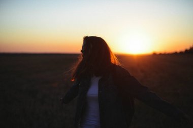 Bir çayır bir güneş on mutlu ve zevk genç kadın portresi