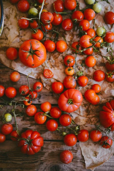 Tomates cereja frescos na mesa de madeira rústica, vista superior com cópia — Fotografia de Stock