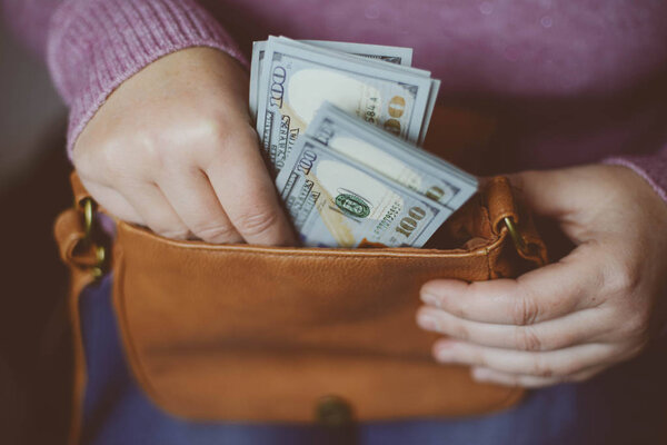 Банкнота американских долларов в руке
