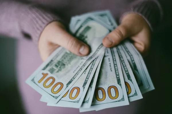 Amerikanische Dollar Banknote in der Hand amerikanische Dollar Banknote in — Stockfoto