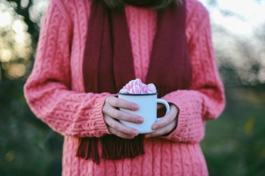 Kadın ellerini tutarak Kupası İçecek sıcak çikolata hatmi ile 