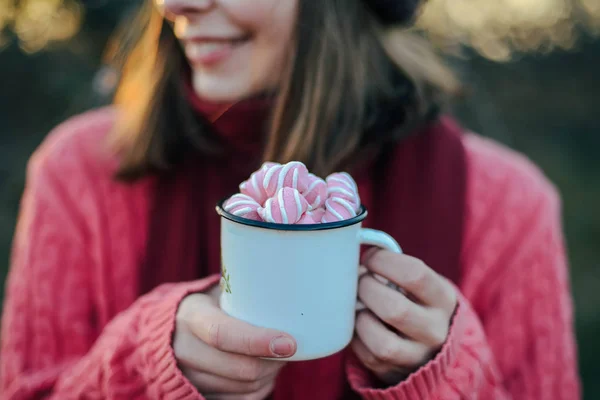 Woman Hands Holding Cup Beverage Hot Chocolate with marshmallow — Stock Photo, Image