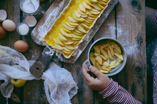 Женщина готовит яблочный пирог. Женщина готовит яблочный пирог. Traditional de — стоковое фото