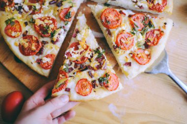  Mutfak eşyaları ve kayrak tabakta sebze Margherita pizza. Domates ve fesleğen tablo portre üzerinde taze pizza. 