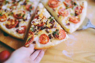  Mutfak eşyaları ve kayrak tabakta sebze Margherita pizza. Domates ve fesleğen tablo portre üzerinde taze pizza. 