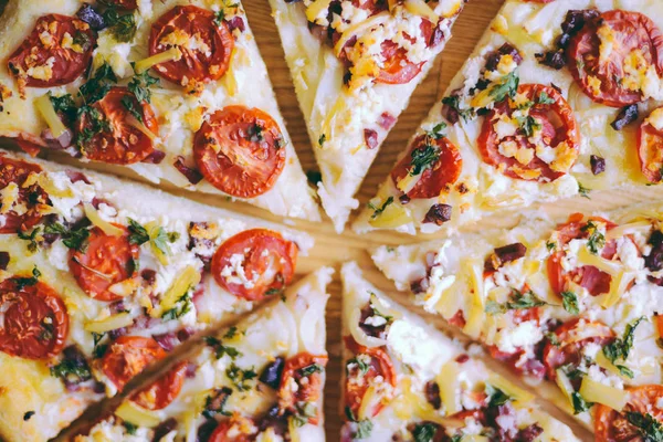  Mutfak eşyaları ve kayrak tabakta sebze Margherita pizza. Domates ve fesleğen tablo portre üzerinde taze pizza. 