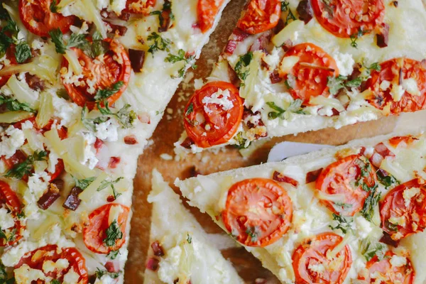  Mutfak eşyaları ve kayrak tabakta sebze Margherita pizza. Domates ve fesleğen tablo portre üzerinde taze pizza. 