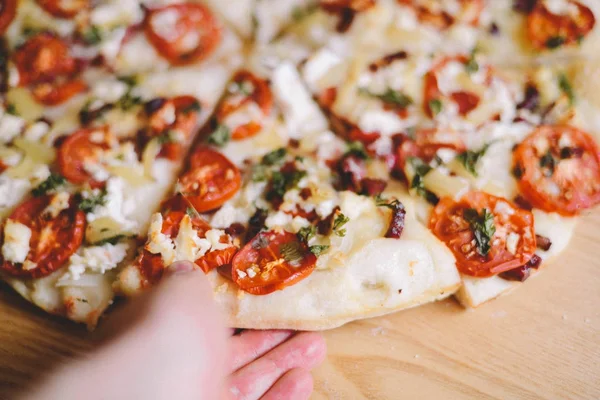  Mutfak eşyaları ve kayrak tabakta sebze Margherita pizza. Domates ve fesleğen tablo portre üzerinde taze pizza. 