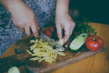 Ham pizza hamuru ile sos ve malzemeler ahşap masa üzerinde. Nitelikleri