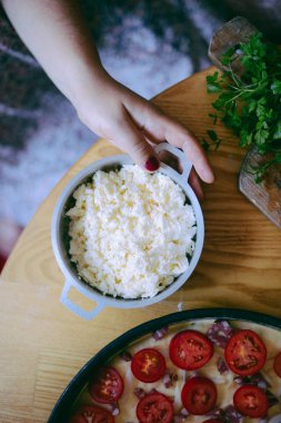 Ham pizza hamuru ile sos ve malzemeler ahşap masa üzerinde. Nitelikleri