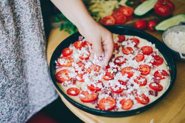 Ham pizza hamuru ile sos ve malzemeler ahşap masa üzerinde. Nitelikleri