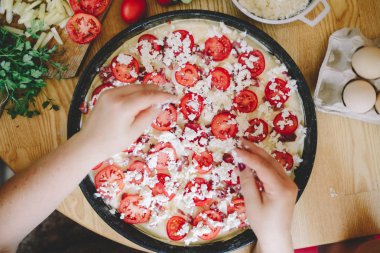 Ham pizza hamuru ile sos ve malzemeler ahşap masa üzerinde. Nitelikleri
