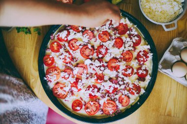 Ham pizza hamuru ile sos ve malzemeler ahşap masa üzerinde. Nitelikleri