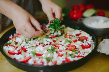 Ham pizza hamuru ile sos ve malzemeler ahşap masa üzerinde. Nitelikleri