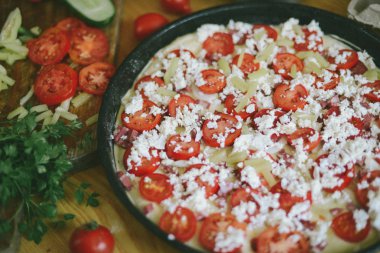 Ham pizza hamuru ile sos ve malzemeler ahşap masa üzerinde. Nitelikleri