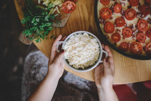 Pâte à pizza crue avec sauce et ingrédients sur une table en bois. Fres — Photo