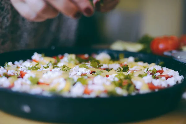Masa de pizza cruda con salsa e ingredientes en la mesa de madera. Fritas —  Fotos de Stock