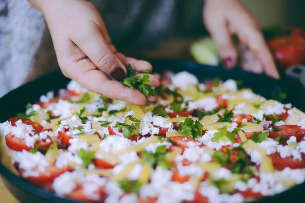 Pâte à pizza crue avec sauce et ingrédients sur une table en bois. Fres — Photo