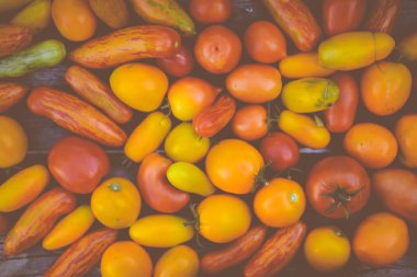 Ahşap zemin üzerinde taze, olgun domateslerin yakın çekimi