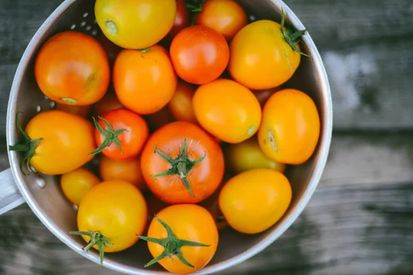 Close-up de tomates frescos e maduros sobre fundo de madeira — Fotografia de Stock