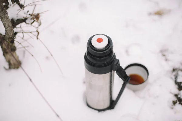 Femme mains verse thé chaud ou café sur thermos en hiver pour — Photo