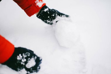 Karda oynayan genç bir kadın