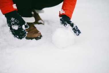Karda oynayan genç bir kadın