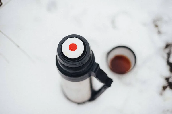 Femme mains verse thé chaud ou café sur thermos en hiver pour — Photo