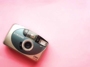 Ukrayna, Kiev - 28 Mart 2018: Düz vintage fotoğraf makinesi yapıştırma üzerinde yatıyordu.