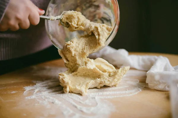 Ingredientes para assar - farinha, colher de madeira, rolo, ovos . — Fotografia de Stock