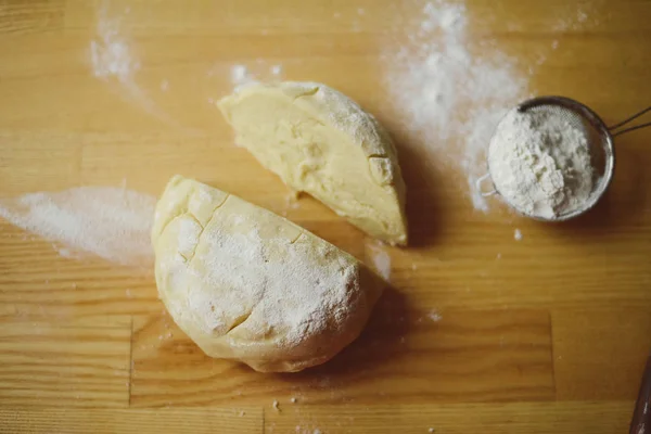 Składniki do pieczenia - drewnianą łyżką, wałek do ciasta, mąki, jajka. — Zdjęcie stockowe