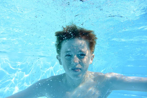 Genç çocuk su altında