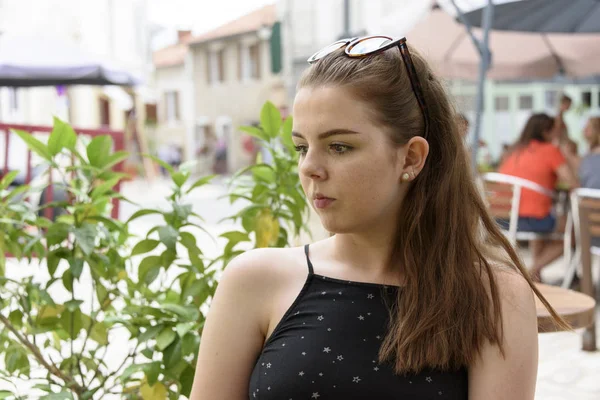 genç kadın düşünce